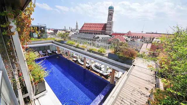 Bar en la azotea Munich Blue Spa Terrace en el Hotel Bayerischer Hof en Munich