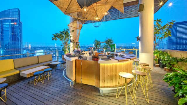 Bar en la azotea Sky Loft en All Seasons Hotel en Yakarta