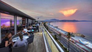 Bar en la azotea Calade Restaurante en la azotea en Radisson Blu en Niza