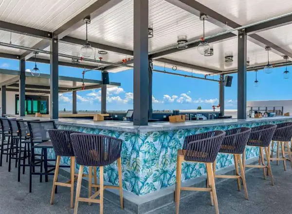 Bar en la azotea Tampa Ember Rooftop Lounge en Cambria Madeira Beach en Tampa Bay