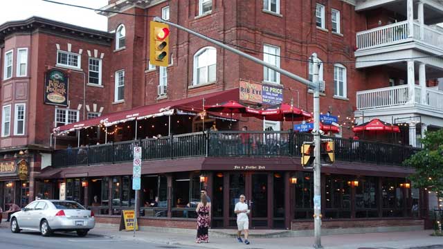 Rooftop Fox & Feather Pub and Grill bar en la azotea en Ottawa