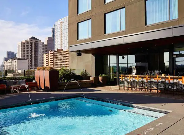 Rooftop Geraldine's en el Hotel Van Zandt Rooftop bar en Austin