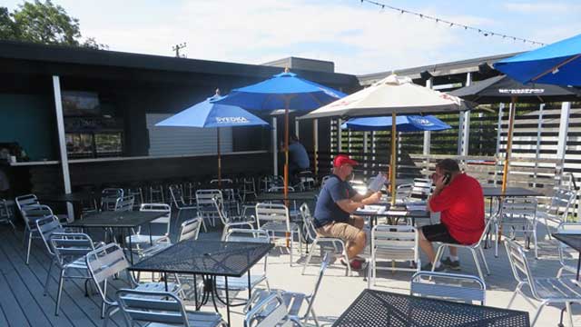 Rooftop Guyutes Bar en la azotea en la ciudad de Oklahoma