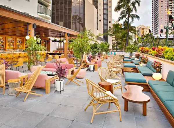 Bar en la azotea Honolulu Hideout en el bar Laylow Rooftop en Hawái