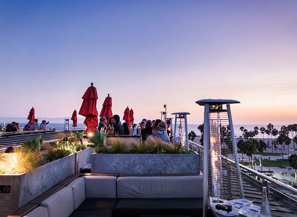 Bar en la azotea LA High Rooftop Lounge en el Hotel Erwin en Los Ángeles
