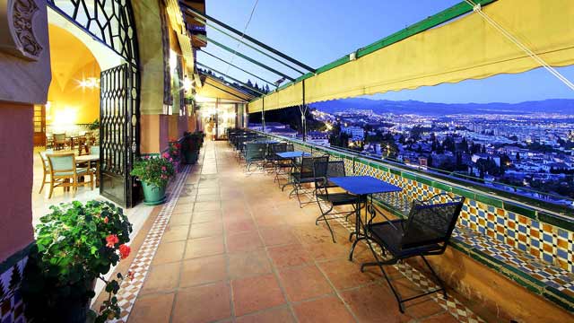 Bar en la azotea del Hotel Alhambra Palace en Granada