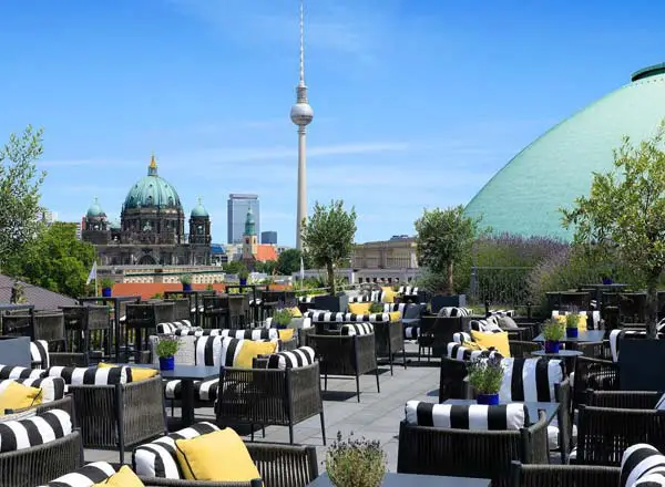 Bar en la azotea de Berlín La terraza de la azotea del Hotel de Rome en Berlín