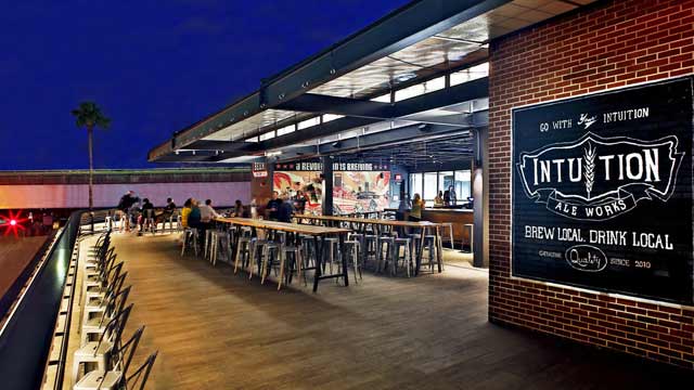 Bar en la azotea Jacksonville Intuition Ale Works en Jacksonville