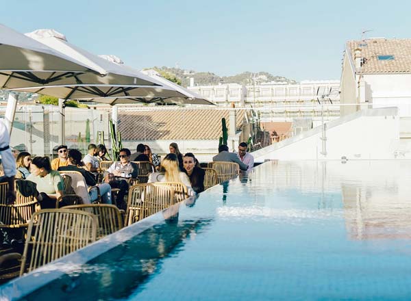 Bar en la azotea Cannes Le Roof en Five Seas Hotel en Cannes