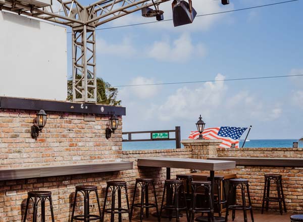 Bar en la azotea Fort Lauderdale McSorley's Beach Pub en FTL