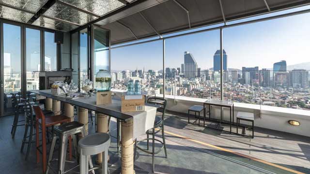 Bar en la azotea del Hotel Cappuccino en Seúl