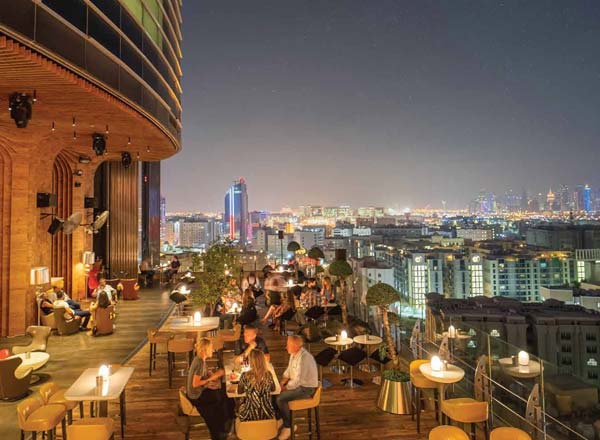 Bar en la azotea Doha Sky View en La Cigale Hotel en Doha