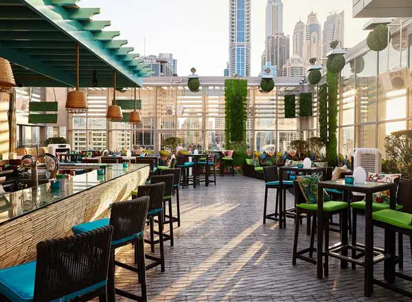 Bar en la azotea Tamanya Terrace en Radisson Blu Dubai Media City en Dubai