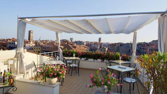 Bar en la azotea Venecia Terrazza Panoramica en el Hotel Ca' Sagredo en Venecia
