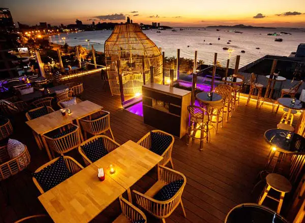 Bar en la azotea Pattaya Virgin Rooftop Pattaya