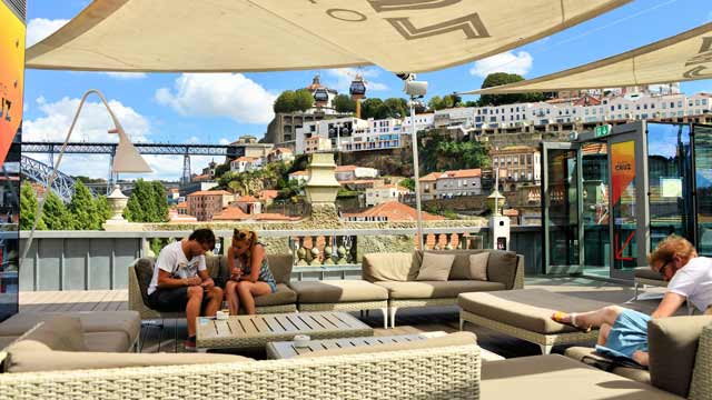 Bar en la azotea Terrace Lounge 360º en Espaço Porto Cruz en Oporto