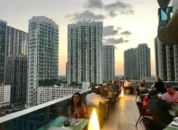 Rooftop bar Area 31 en el Epic Hotel de Miami