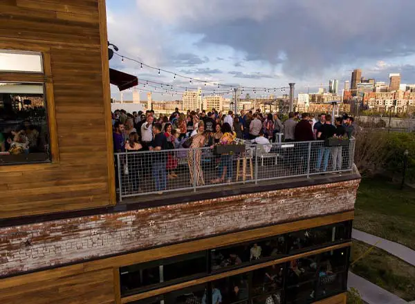 Rooftop bar Avanti FandB, un restaurante colectivo en Denver