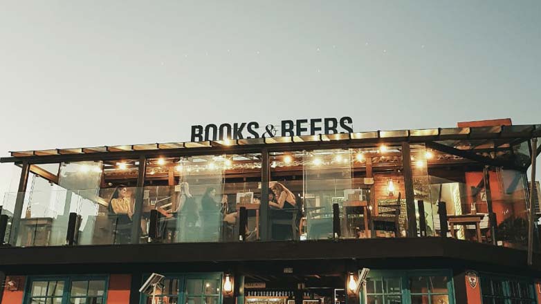 Bar en la azotea Libros y cervezas en Florianópolis