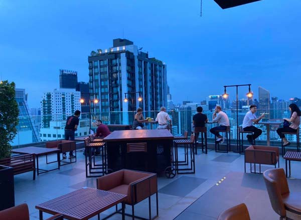 Bar en la azotea Brewski Rooftop en Bangkok