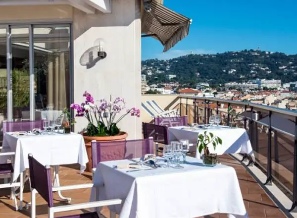 Bar en la azotea Club Maintenon en Cannes