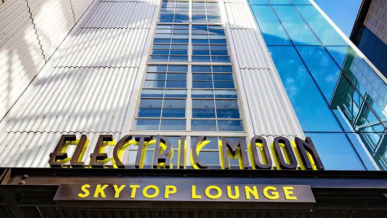 Bar en la azotea Electric Moon Skytop Lounge + Moon Deck en Savannah