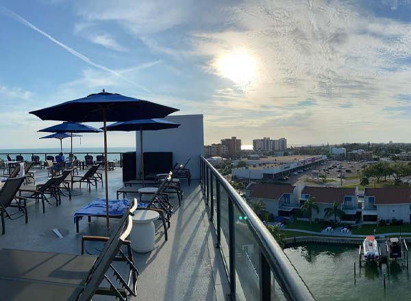Bar en la azotea Ember Rooftop Lounge en Cambria Madeira Beach en Tampa Bay