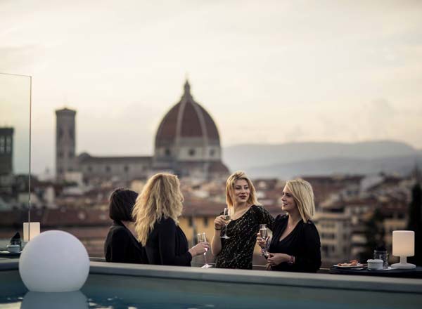 Bar en la azotea Empireo Rooftop en Plaza Hotel Lucchesi en Florencia