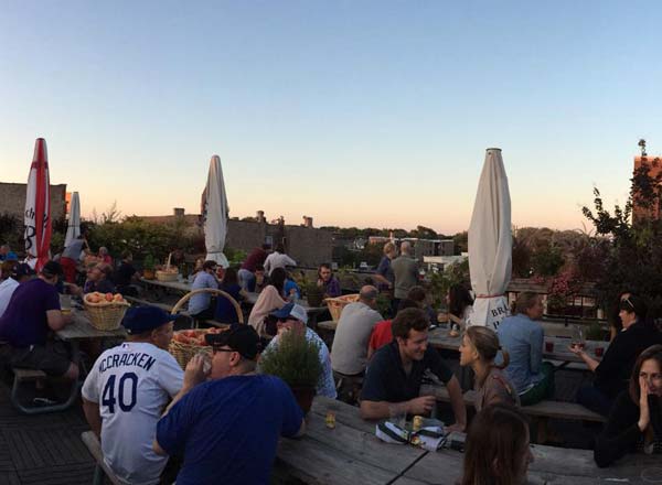 Bar en la azotea Gene's Rooftop Beer and Wine Garden en Chicago