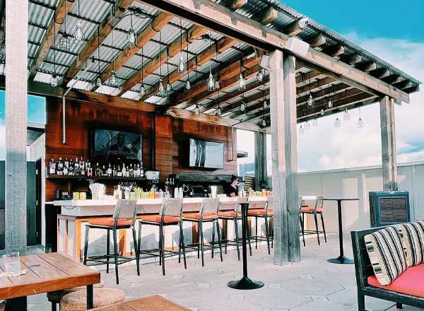 Bar en la azotea Luna Lounge en Bulla Gastrobar en Tampa Bay