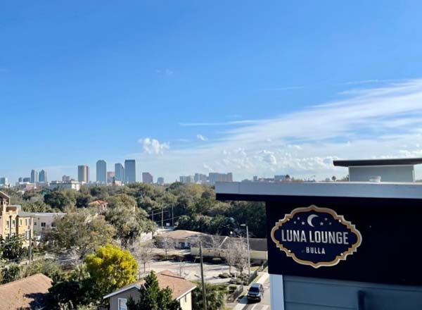 Bar en la azotea Luna Lounge en Bulla Gastrobar en Tampa Bay