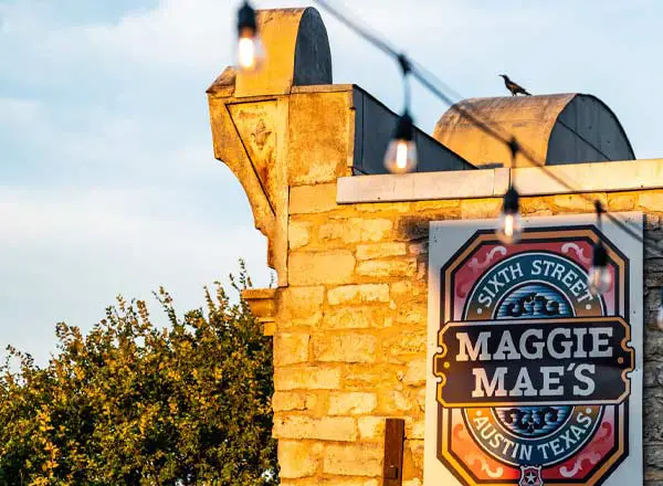 Bar en la azotea Maggie Mae's en Austin