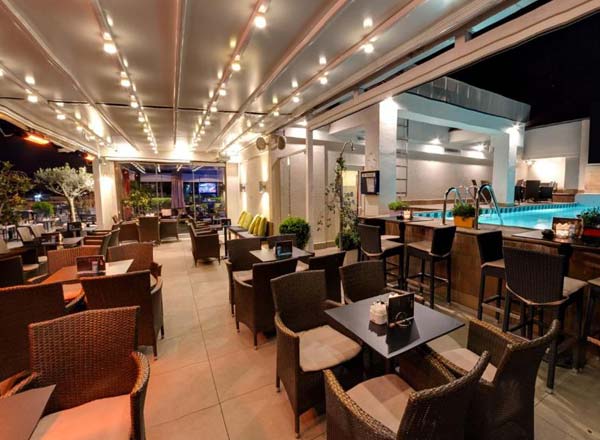 Bar en la azotea Mondial Terrace en Tirana