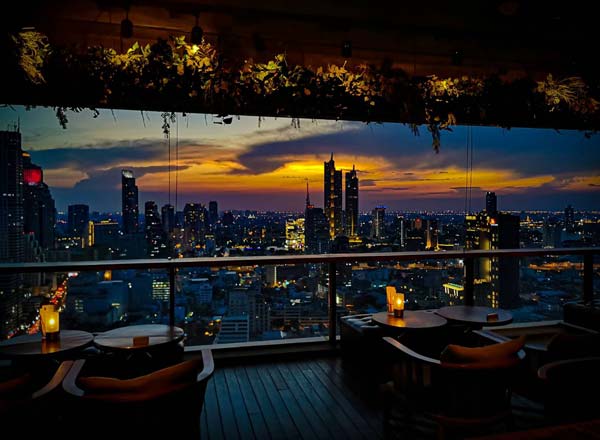 Bar en la azotea Scarlett en Bangkok