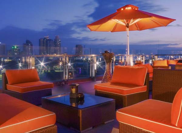 Bar en la azotea Sky Deck View Bar en Bayleaf Hotel en Manila
