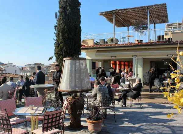 Bar en la azotea Terrazza Rossini en el Hotel Kraft en Florencia