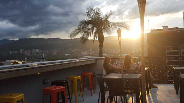Rooftop bar Los Patios Hostal Boutique en Medellín