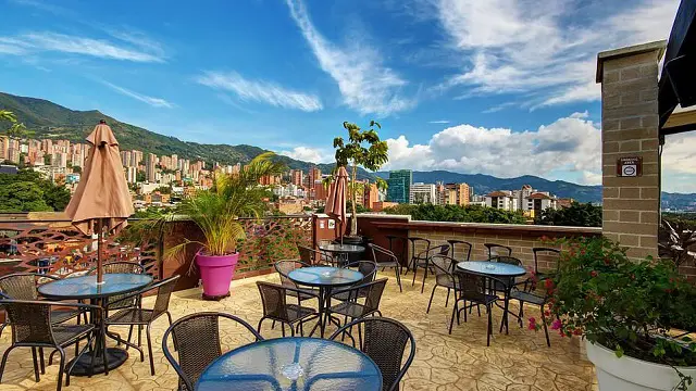 Rooftop bar Los Patios Hostal Boutique en Medellín