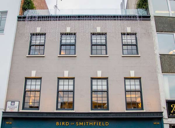 Bar en la azotea Bird of Smithfield en Londres