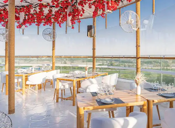 Bar en la azotea Hola Rooftop en Dubái