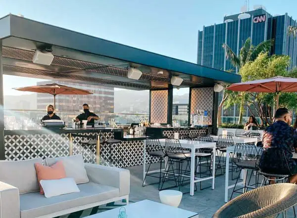 Bar en la azotea I|O Rooftop en The Godfrey en Los Ángeles