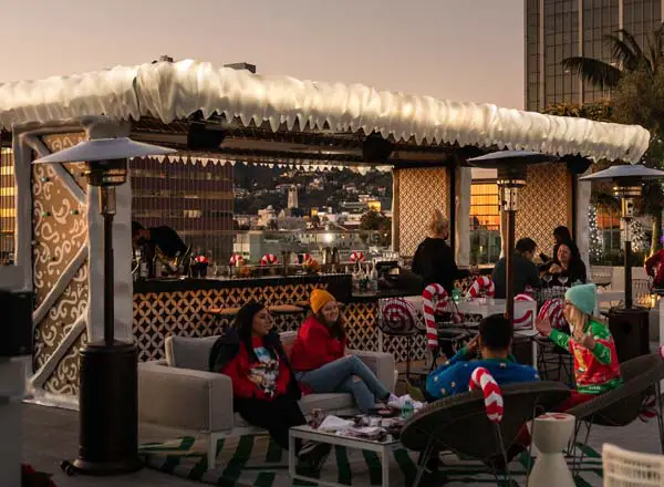 Bar en la azotea I|O Rooftop en The Godfrey en Los Ángeles