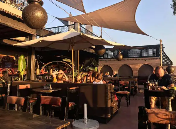Bar en la azotea Kosybar en Marrakech