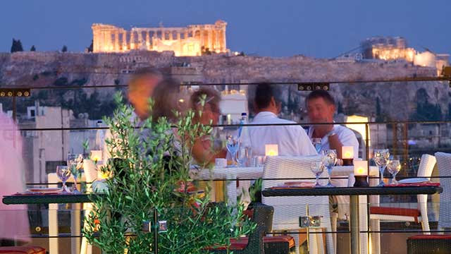 Bar en la azotea del Hotel Novotel Athenes en Atenas