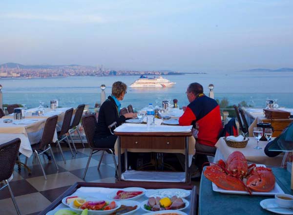Bar en la azotea Restaurante Seven Hills en Estambul