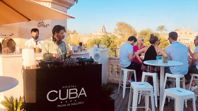 Bar en la azotea Sky Bar en el Hotel Hostal Cuba en Palma