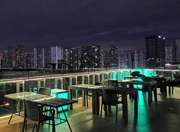 Bar en la azotea Sky High Bar en ACE Hotel and Suites en Manila