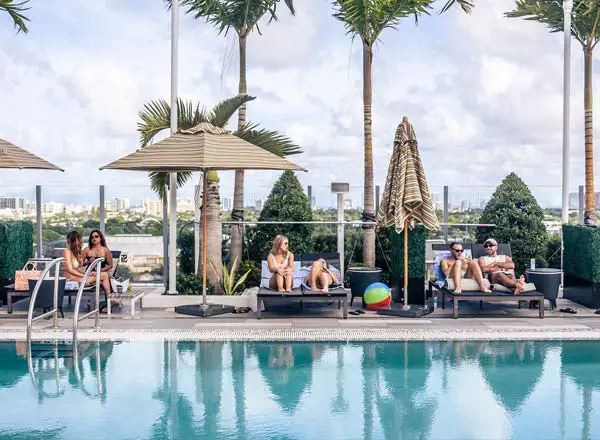 Bar en la azotea The Easton Rooftop Pool and Lounge en Fort Lauderdale