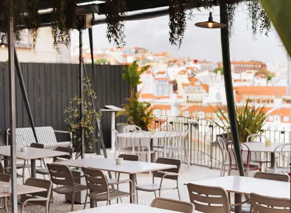 Bar en la azotea Topo Martim Moniz en Lisboa