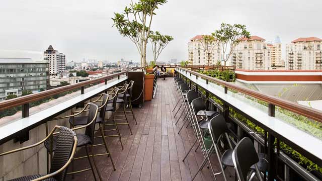 Bar en la azotea Lavue en el Hotel Hermitage en Yakarta
